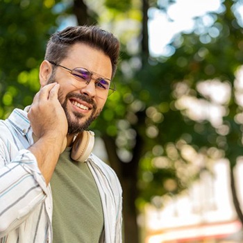 Grimacing man with a severe toothache