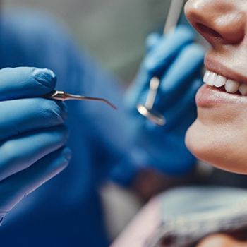 mujer teniendo un examen dental