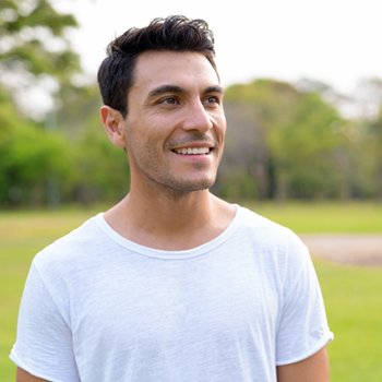 hombre sonriendo en el parque